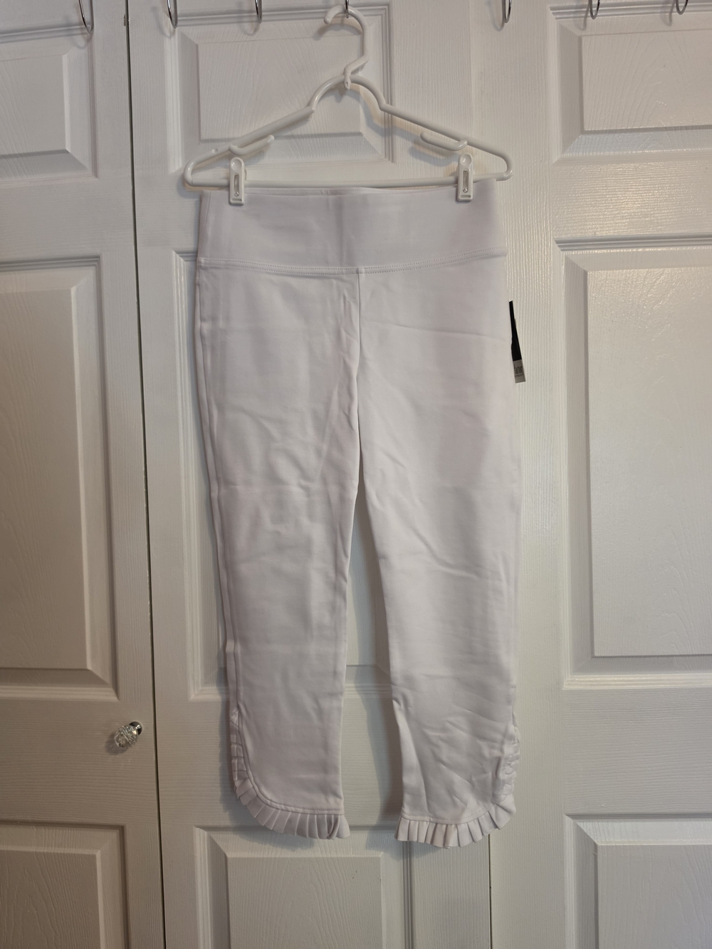 Slim Factor By Investments White Ruffle-Hem Capris